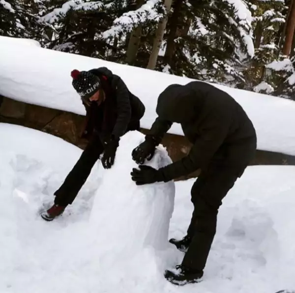 Calvin y Taylor, todos unos habilidosos a la hora de construir muñecos de nieve.