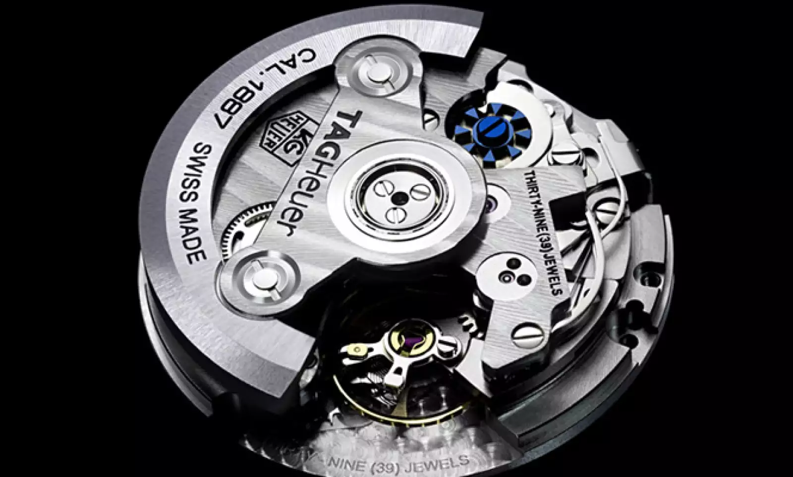 Oscilando a 28,800 golpes por hora, el movimiento Calibre 1887 de 39-joyas y 29.3mm tiene 320 piezas de trabajo.