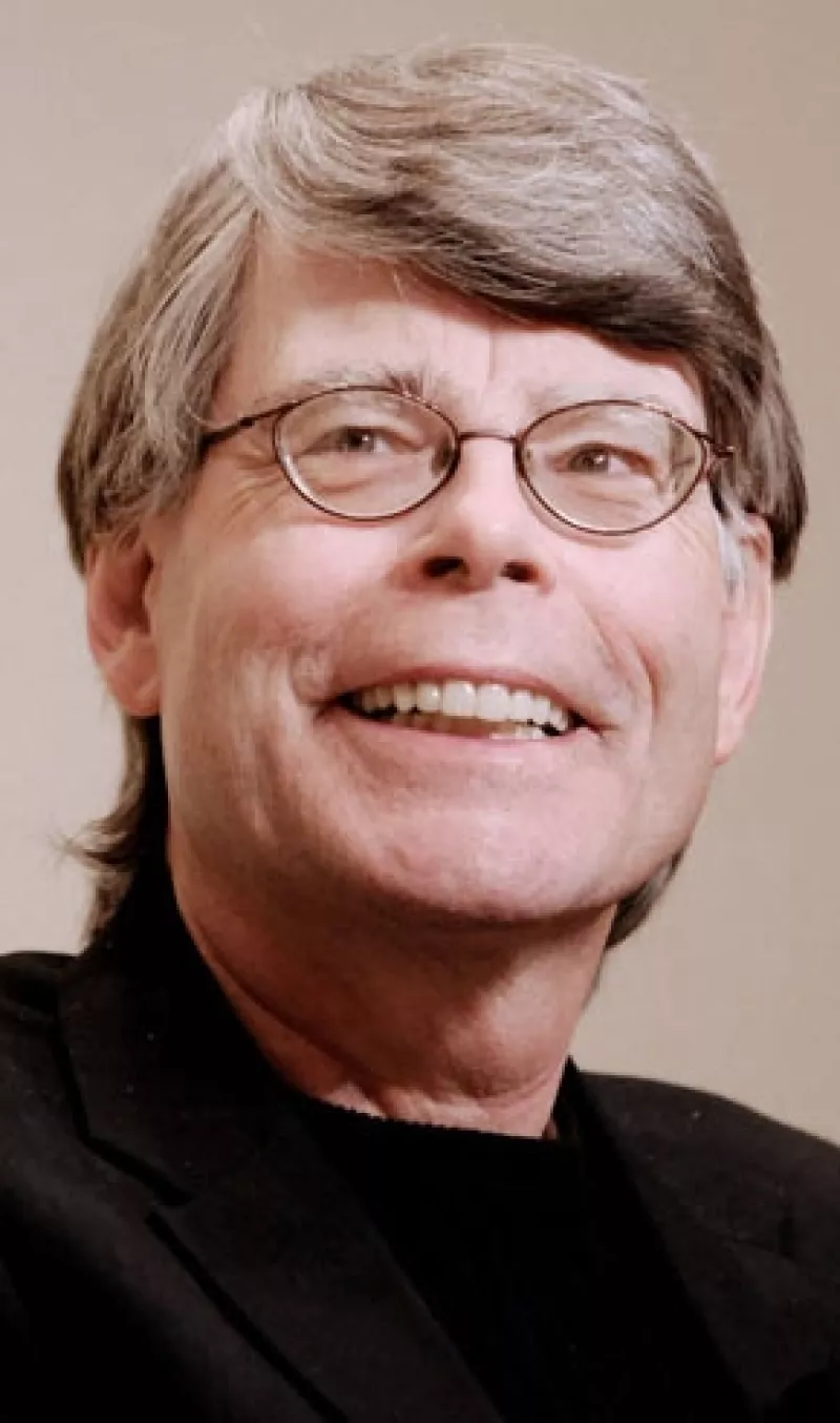 150 soldados de la Guardia Nacional del Ejército del estado de Maine podrán pasar la navidad con sus familias gracia al escritor y su esposa.