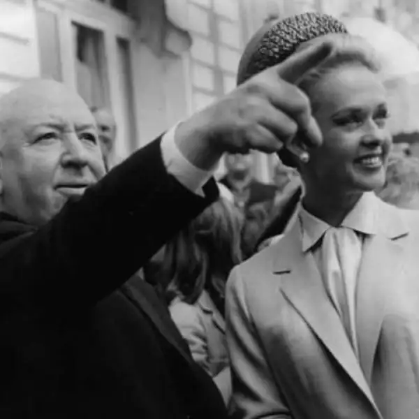 Por su parte Tippi Hedren, su última gran musa, aseguraba que sufría de maltrato por parte del director, quien ya le había hecho firmar un contrato por siete años. Ella protagonizó dos cintas: `The Birds´en 1963 y `Marnie´en 1964.