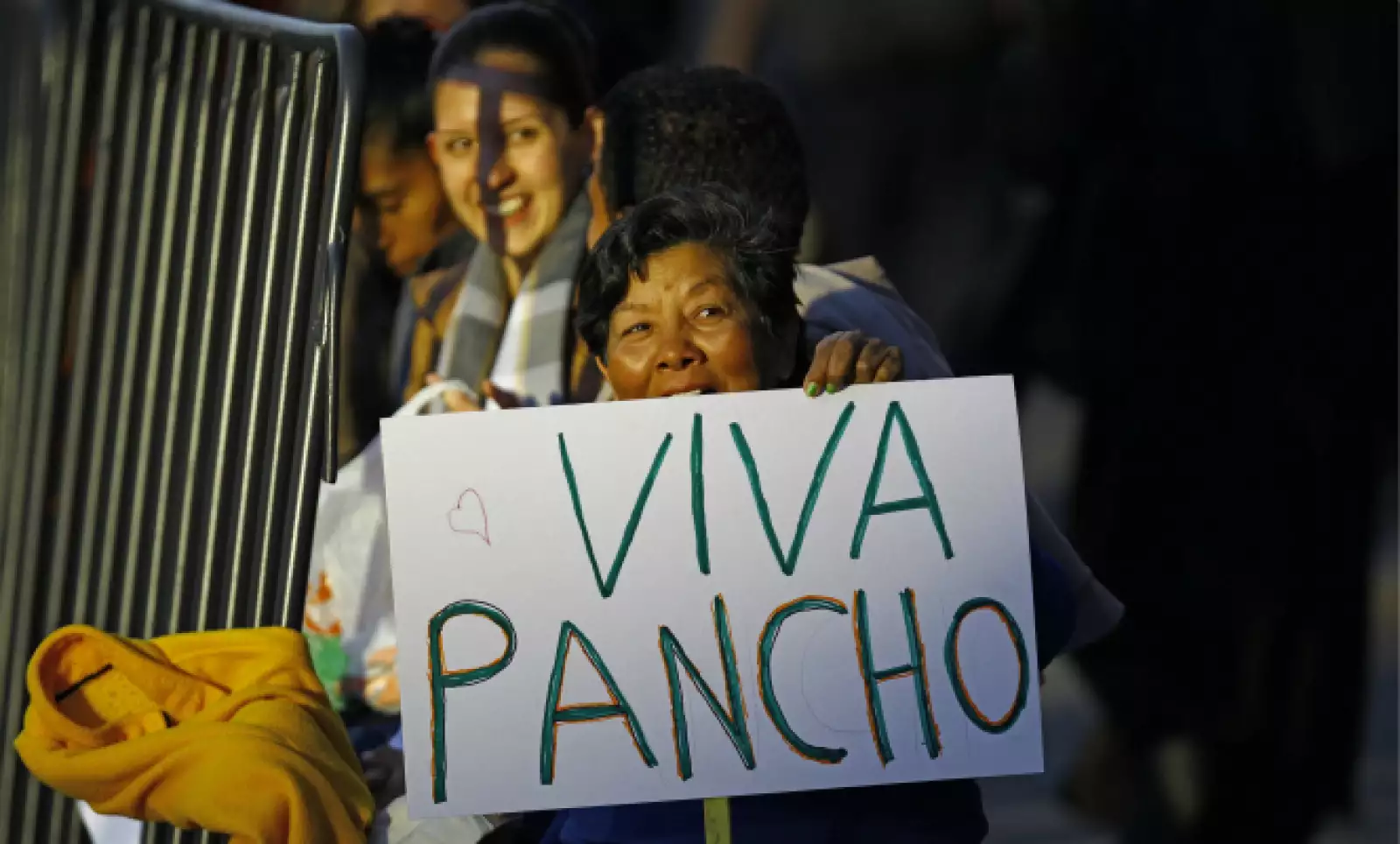 Los fieles se reúnen afuera del aeropuerto para dar la bienvenida al primer papa latinoamericano en visitar México.