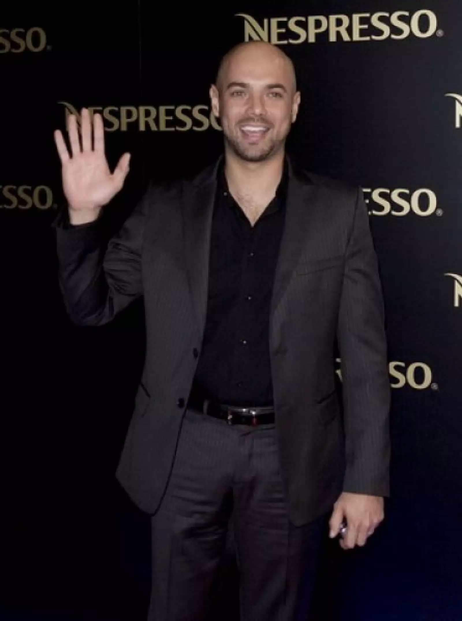 El conductor de televisión Javier Poza se accidentó en un tramo carretero en el estado de San Luis Potosí, en el que se fracturó la clavícula y se lastimó la rodilla y mano derechas. La grabación de Aventura por México. Rumbo al Bicentenario continuará cu