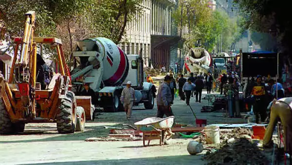 Construcci�n, entre los escombros