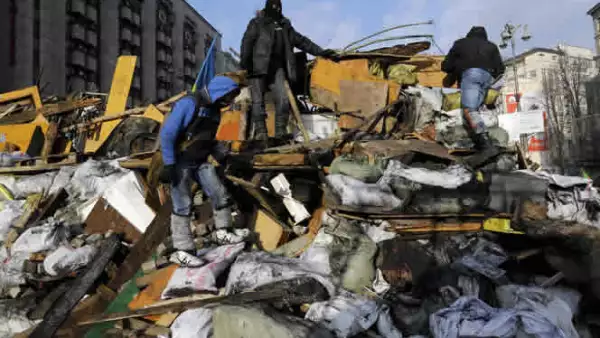 Ucrania es objeto de una puja geopolítica entre Moscú, que lo ve como un mercado y teme que las protestas lleguen a Rusia, y Occidente, que dice que los ucranianos deberían ser libres de optar por la reconciliación económica con la UE. &#8195;