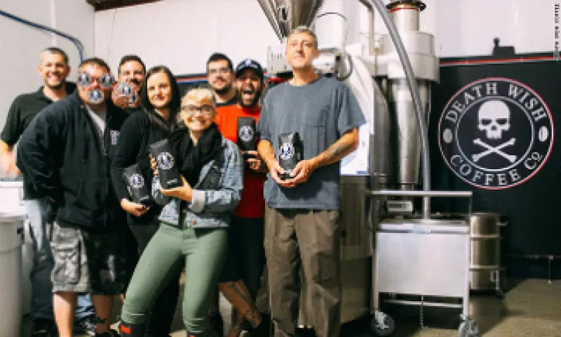 La pequeña empresa de 11 empleados estará en el mismo escenario que las grandes marcas. (Foto: Death Wish Cofee / CNNMoney)