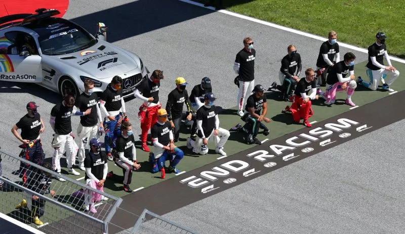 Los pilotos de la Formula 1 clavan la rodilla al piso en señal de protesta contra el racismo. 