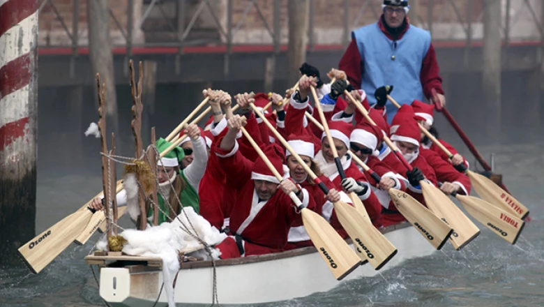 La influencia de Santa Clos en el mundo llegó a los canales de Venecia, Italia, donde las personas se disfrazaron como sus ayudantes.