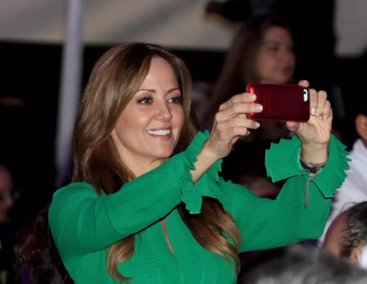 La conductora alistará las maletas para dividirse entre la puesta “Monólogos de la Vagina” en Nueva York y el programa “Hoy” en México pero antes grabará cápsulas para el Mundial en Brasil.