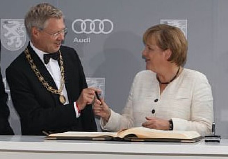 Alfred Lehman y la canciller alemana Angela Merkel se presentaron a la gala de los 100 años de Audi. (Foto: Cortesía Audi)