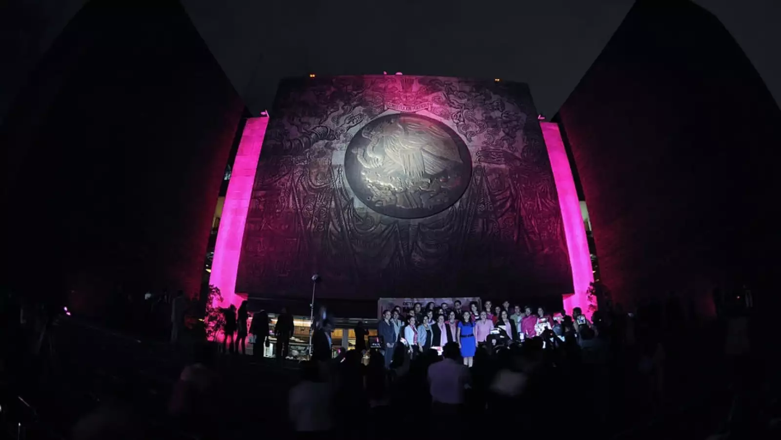 Monumentos del DF pintados de rosa contra el cáncer de mama