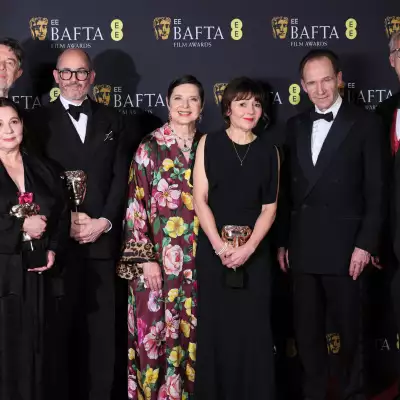 Peter Straughan, Tessa Ross, Edward Berger, Isabella Rossellini, Juliette Howell, Ralph Fiennes y Michael A. Jackman posa en la sala de los ganadores cuando "Conclave" ganó el premio a la Mejor Película durante los Premios de la Academia Británica de Cine y Televisión (BAFTA) de 2025 en el Royal Festival Hall en el Southbank Centre, Londres, Gran Bretaña, 16 de febrero de 2025