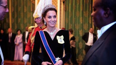 Kate Middleton rindió homenaje a la reina Isabel y a Lady Di en un mismo look.