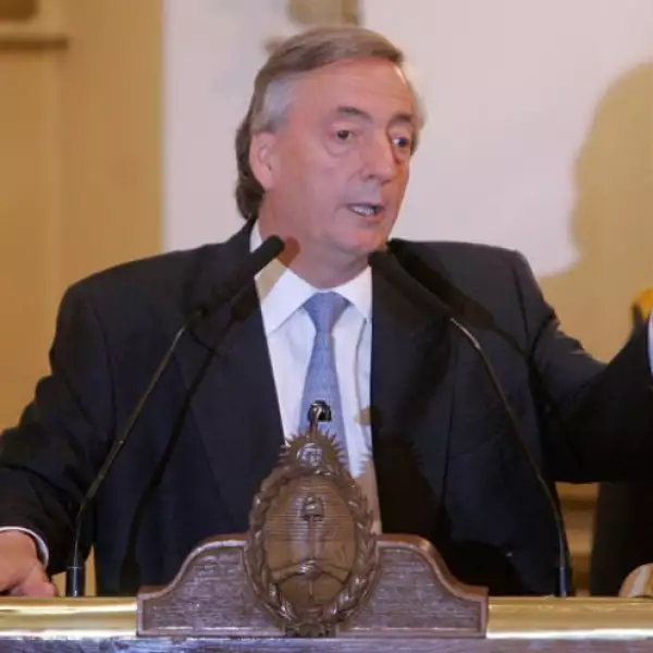 El ex presidente argentino Néstor Kirchner falleció el 27 de octubre debido a un paro cardiorrespiratorio con muerte súbita.