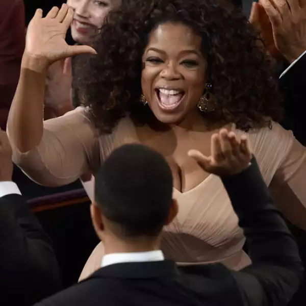 Oprah celebró con John Legend su triunfo a Mejor Canción Original.