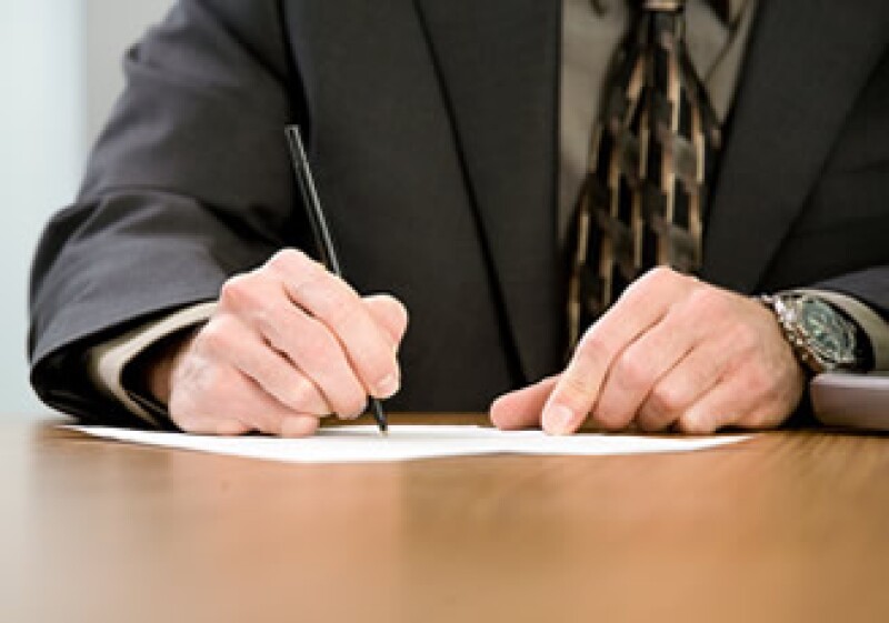El testamento debe firmarse, por lo general, ante un notario público y tiene un costo promedio de 1,500 pesos. (Foto: Jupiter Images)