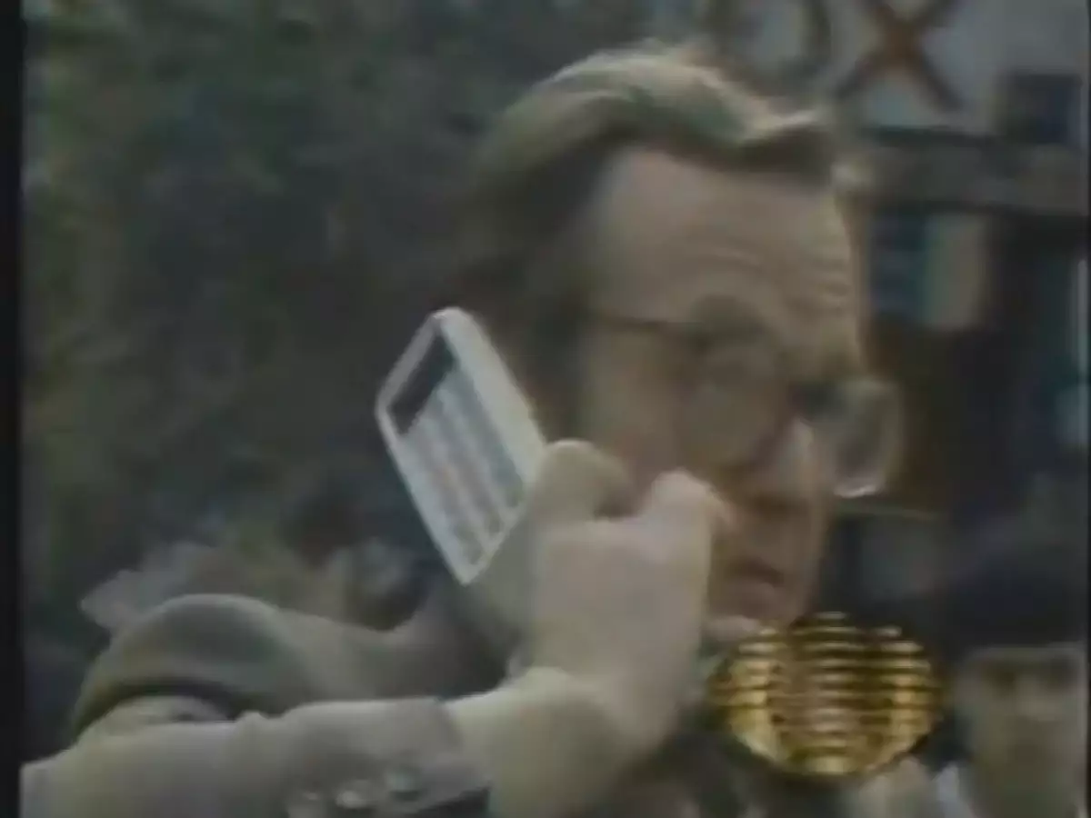 El periodista transmitiendo desde el teléfono de su auto pocas horas después del temblor.