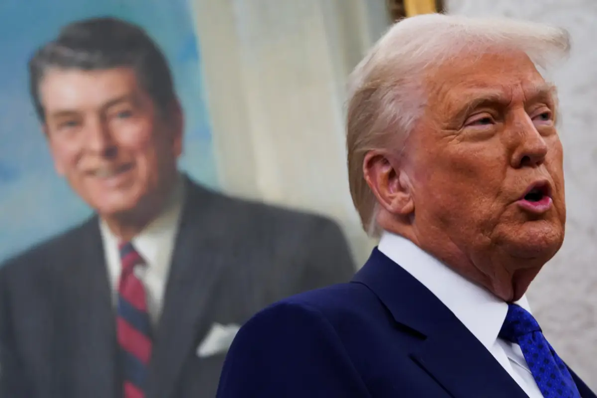 El presidente de los Estados Unidos, Donald Trump, habla en la Oficina Oval, durante la ceremonia para jurar a Tulsi Gabbard como Directora de Inteligencia Nacional, en la Casa Blanca en Washington, D.C., EE. UU., el 12 de febrero de 2025.