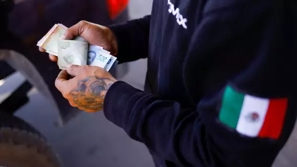 ¿Por qué no baja el precio de la gasolina?