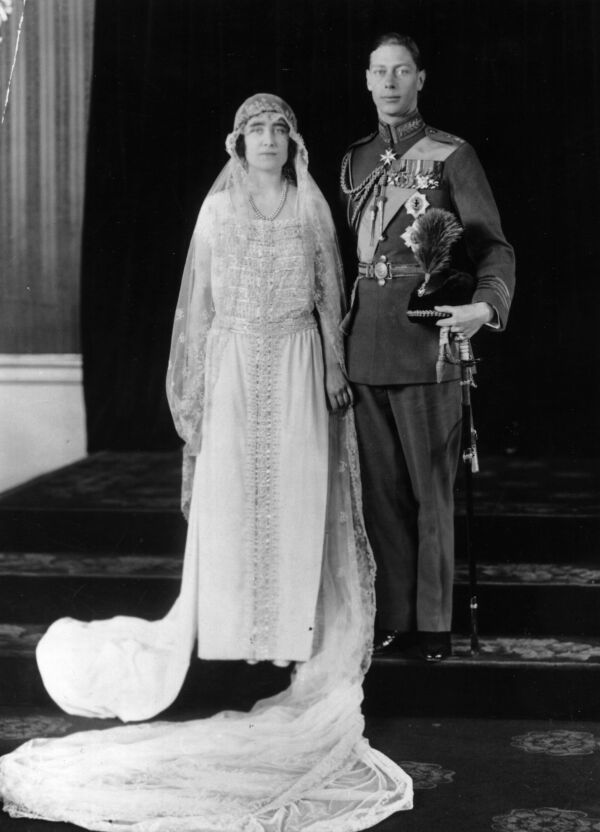 Elizabeth Bowes Lyon y el príncipe alberto (rey Jorge VI) padres de Isabel II, 1923