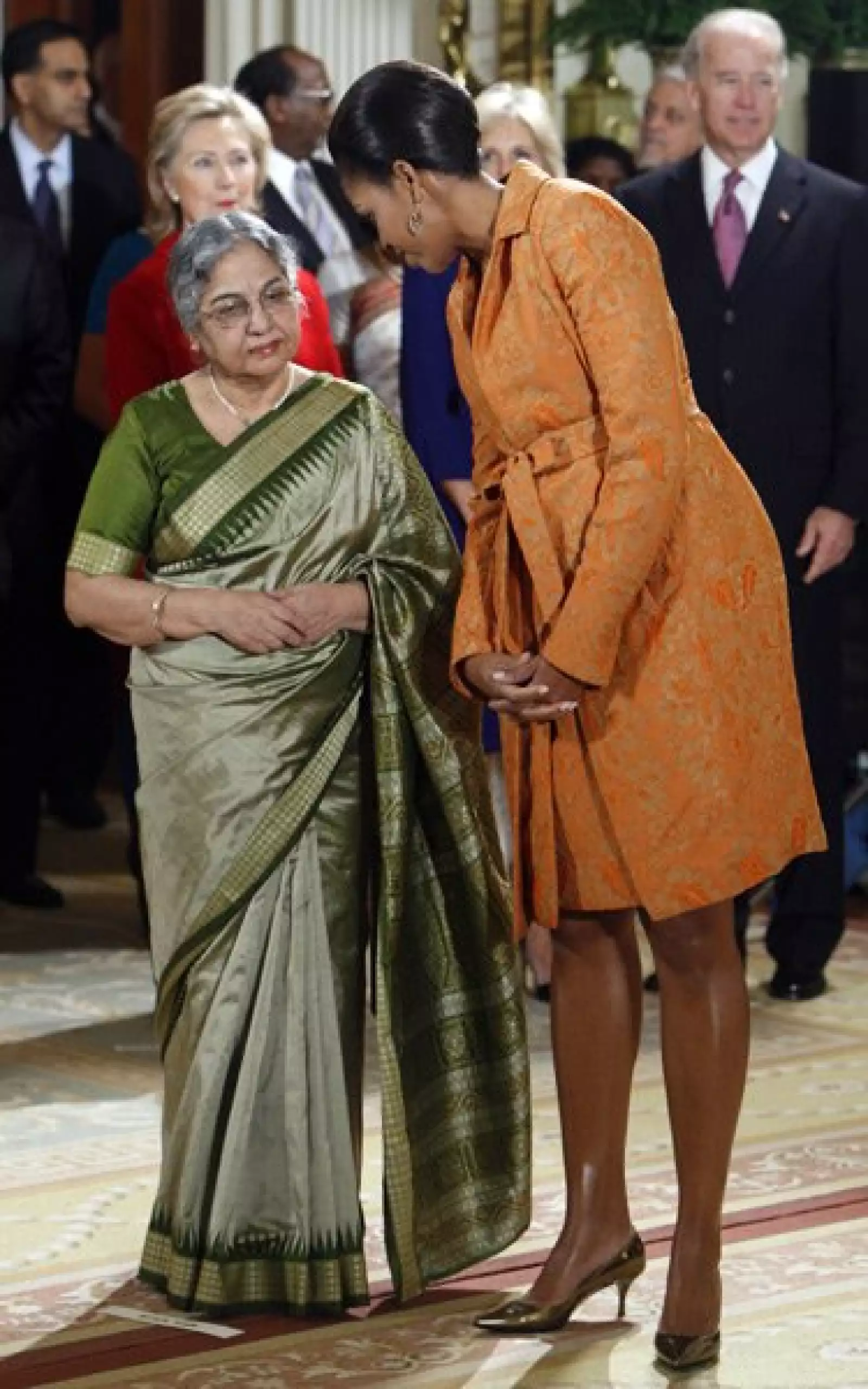 La primera dama y Gursharan Kaur. Al fondo, la secretaria de Estado Hillary Clinton.