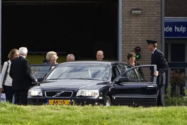 Beatriz de Holanda a su salida del hospital en Zwolle.