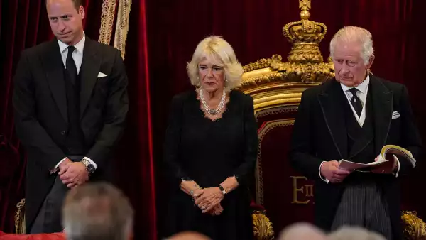 El príncipe Guillermo se compromete a apoyar al rey Carlos