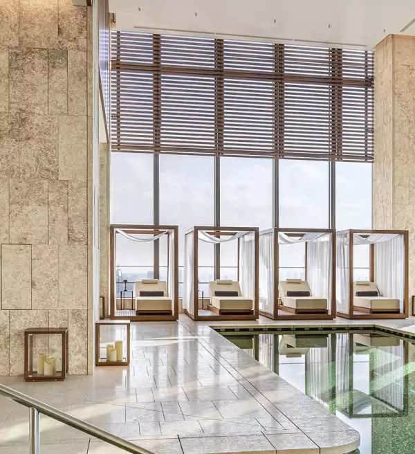 Alberca techada en el Bulgari Hotel Tokyo con camastros de lujo