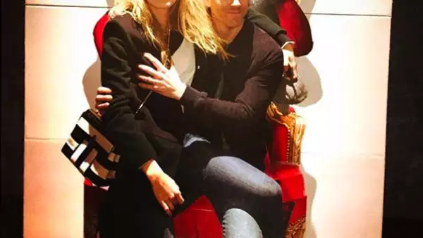 La pareja no tiene pudor y comparte en sus redes una manera muy extraña de darse afecto.