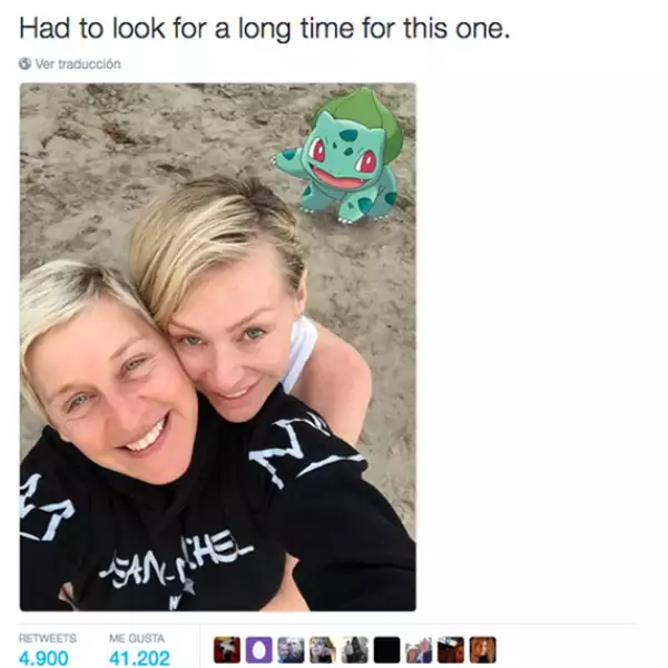 Ellen DeGeneres posó con su esposa, Portia de Rossi, junto a un bulbasaur. Escribió: `Tuve que buscar por mucho tiempo a este (pokémon)´.