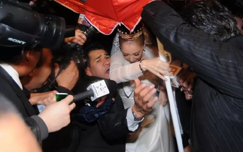 La pareja por fin se dio el "sí acepto" frente a familiares y amigos, en una recepción que duró hasta la mañana del día siguiente.