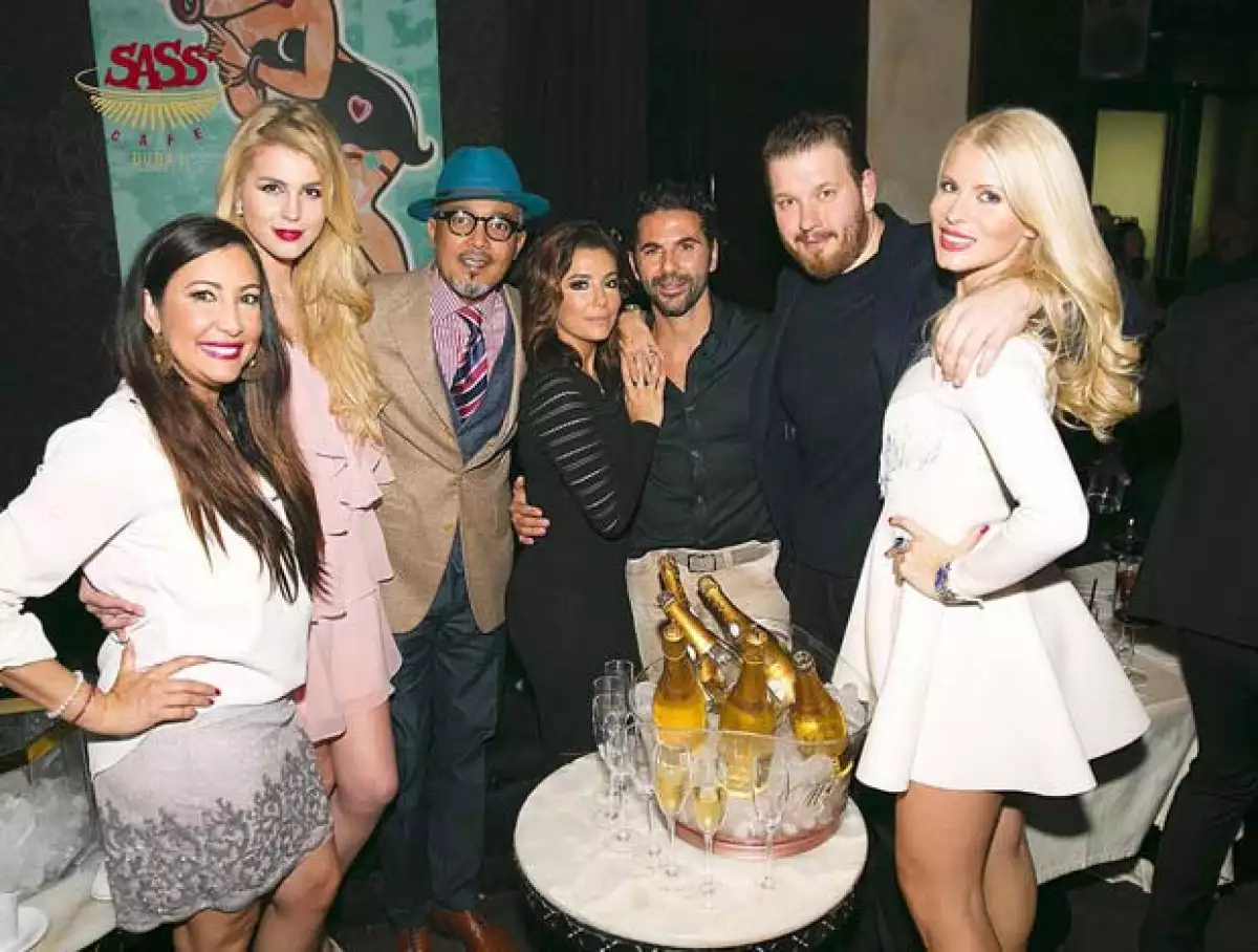 Y mientras lo asimilan, la pareja disfruta de su compromiso al lado de sus amigos.