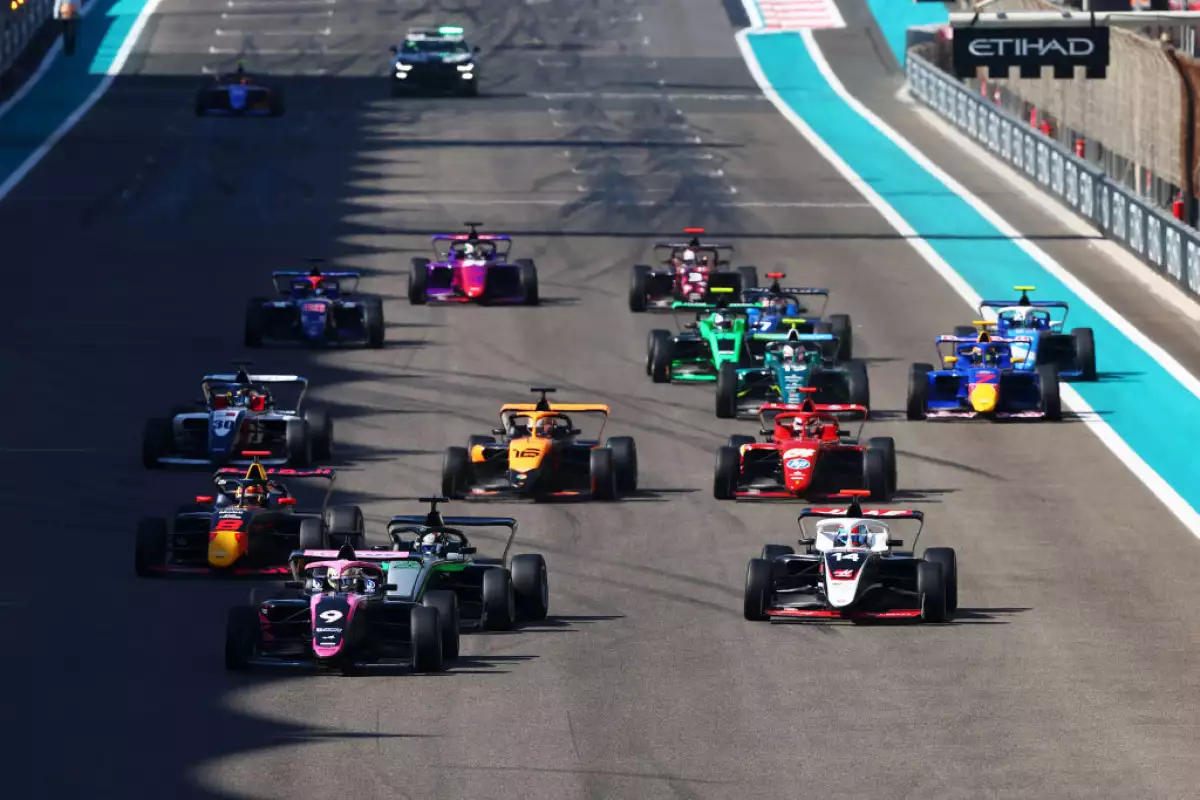 Foto de los monoplazas de Fórmula 1 acomodándose en en la línea de salida del Gran Premio de Abu Dhabi.