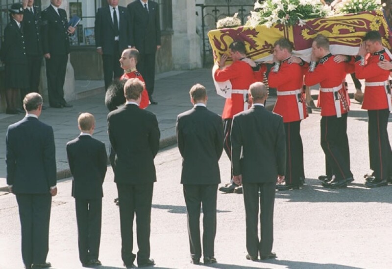 Los príncipes Carlos, Guillermo y Enrique lloraron la muerte de la princesa.