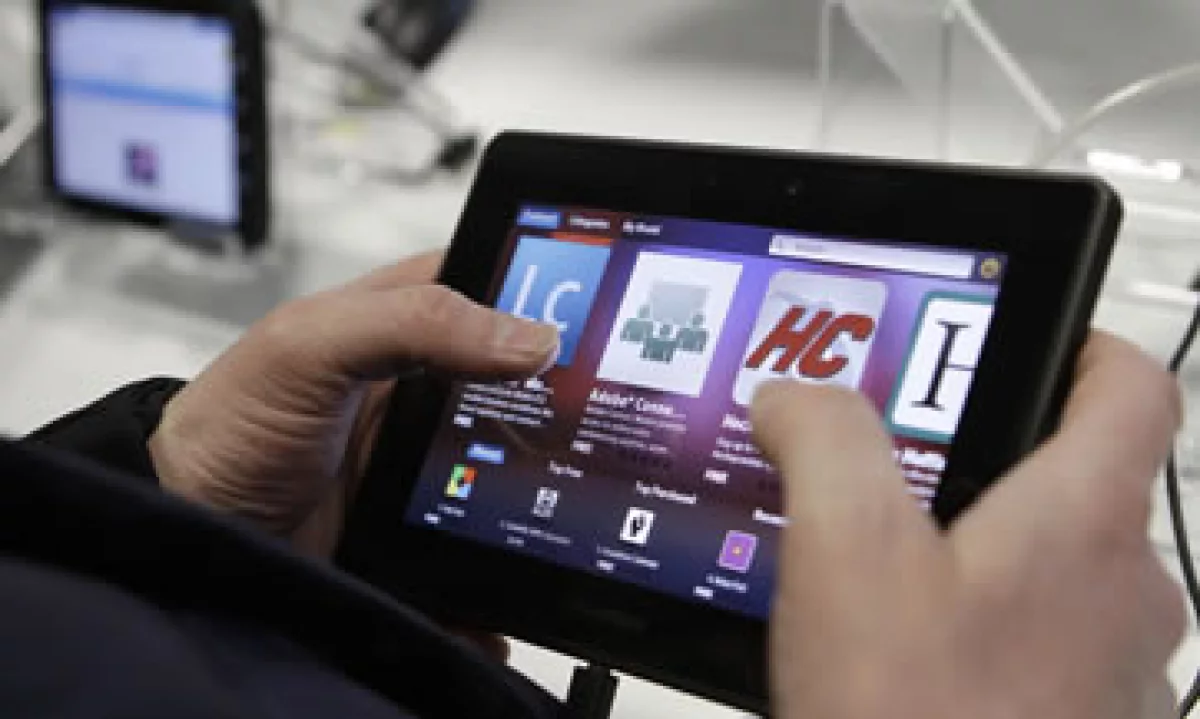 PlayBook tiene problemas para competir con la popular iPad de Apple, y BlackBerry mantiene una dura batalla con el iPhone. (Foto: AP)