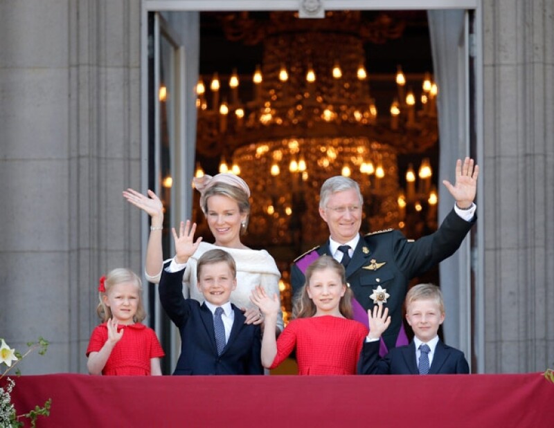 La nueva reina de Bélgica es de origen noble belga y polaco. La pareja, que se conoció en una cancha de tenis, tiene cuatro hijos: la heredera Elisabeth, de 11 años; Gabriel, de nueve, Emmanuel, de siete, y Eléonore, de cinco.