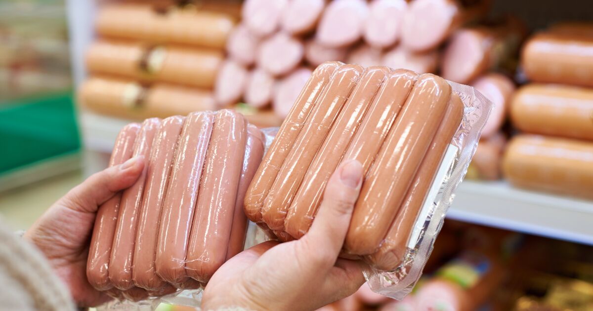 Profeco exhibe las salchichas que dicen tener pavo: las marcas reprobadas por la Revista del Consumidor

El estudio analizó 37 productos y detectó incumplimientos en nitritos, proteína y etiquetado nutrimental.