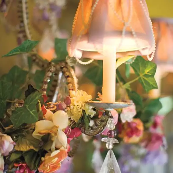 LUZ ANTIGUA. Del techo pende un candil Baccarat de 1930.