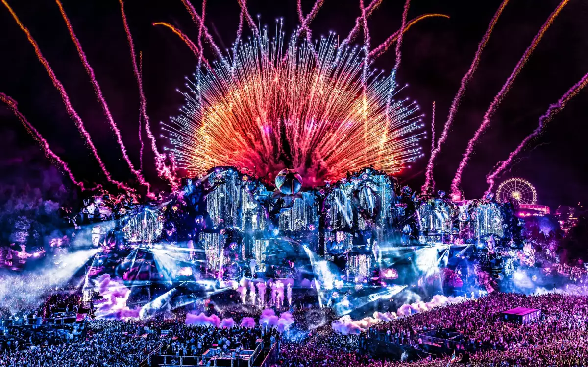 escenario de festival tomorrowland se incencia