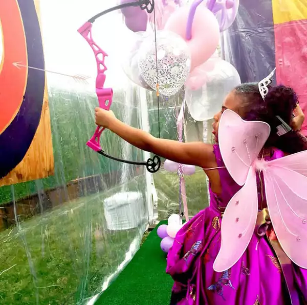 Blue Ivy aparece en esta imagen jugando al tiro con arco en su fiesta.