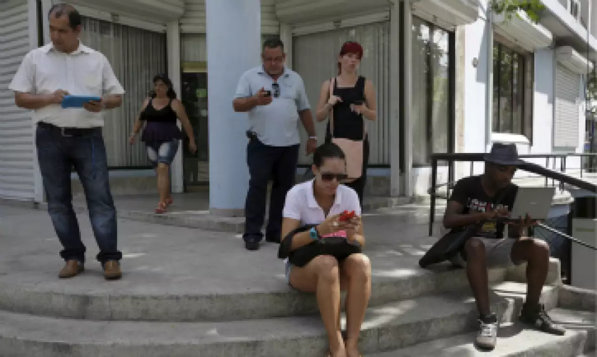 En las esquinas de La Habana se puede ver a personas conectadas. (Foto: Reuters)