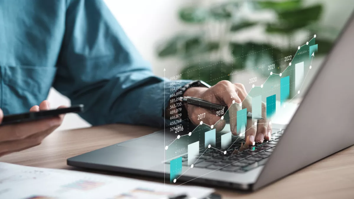 Empresario analizando el balance financiero digital de la empresa que trabaja con diseño gráfico virtual digital. Cálculo del icono de datos financieros de inversión a largo plazo en la pantalla táctil.