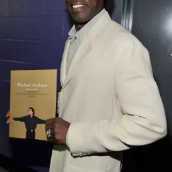 El actor Wesley Snipes mostró el libro dedicado al Rey del Pop.