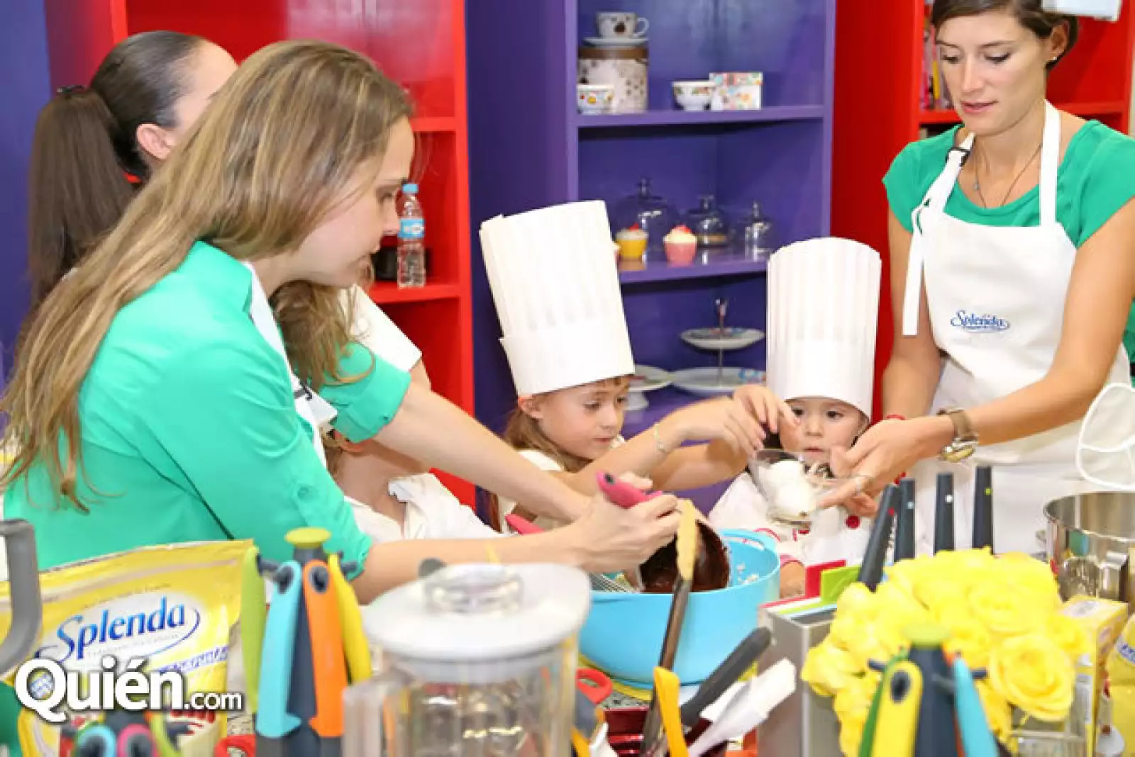 Mamás disfrutando con sus hijos la clase de cocina