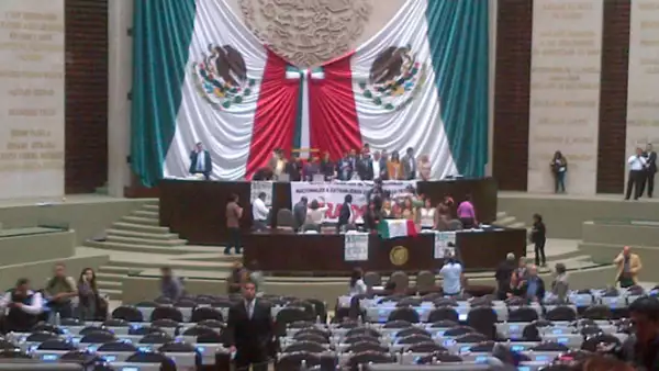 Los diputados, que anunciaron un ayuno de 24 horas en protesta, denuncian que el PRI y el PAN buscan pasar la minuta al pleno, sin que pase por comisiones.