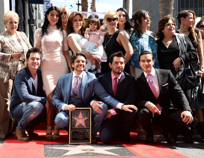 Al recibir su estrella de la fama en Hollywood, al papá de cuatro se le cortaba la voz al agradecerle a sus hijos el apoyo de sus hijos durante su carrera.
