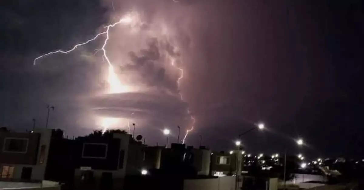Lluvia en CDMX provoca caos por inundaciones: calles afectadas con tráfico y servicio del Metro lento