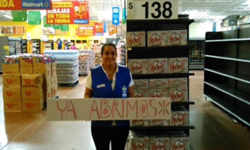 Tras el paso del huracán Odile, cientos de personas robaron agua, comida y artículos de primera necesidad de tiendas Wal-Mart y OXXO. (Foto: Cortesía Walmart de México y Centroamérica )