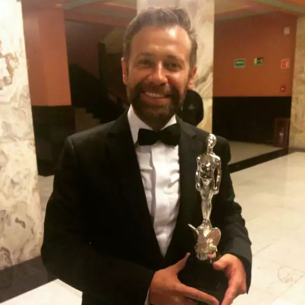 Juan Manuel Bernal con su recién ganado Ariel.