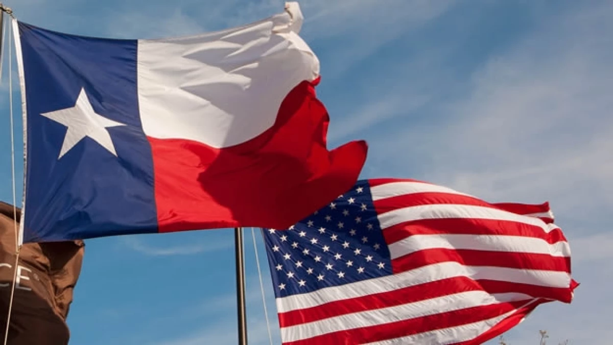 La bandera de Texas (izquierda) y la de Estados Unidos ondeando en un lugar de Dallas