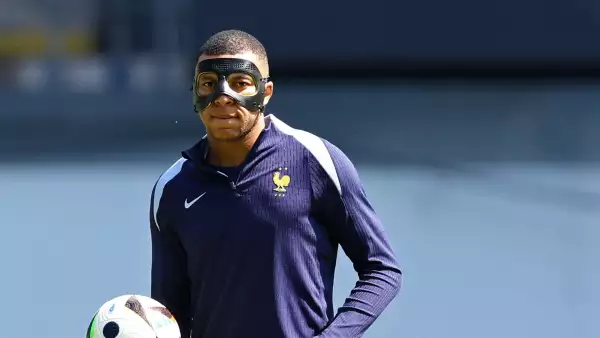 Kylian Mbappe se recupera de su fractura nasal